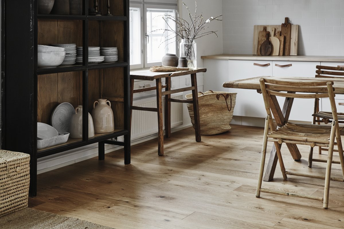 Oak_Rustic_brush_waxoil_horizontal_CMYK300