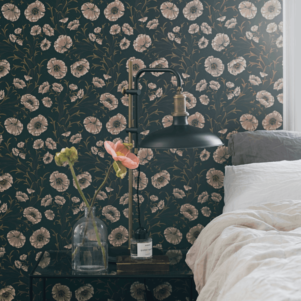 Makuuhuone, jossa vihreä kukallinen tapetti.